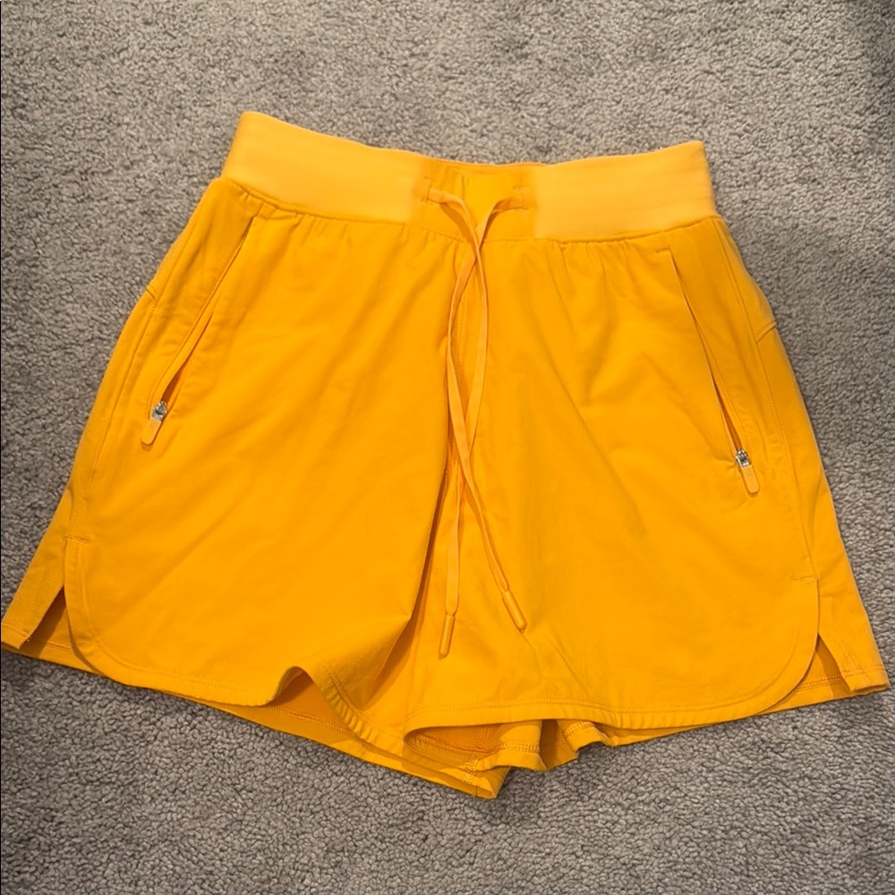 Lululemon Vibrant Orange Women's Shorts new without tags size 2